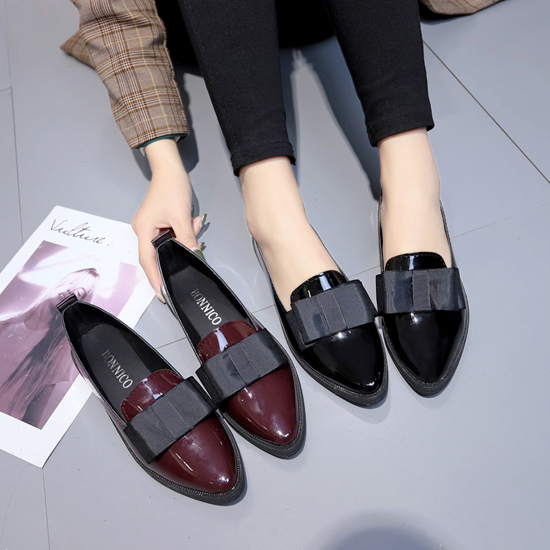 Womens Heels - รองเท้าส้นเตี้ยหนังแก้วสีดำ/สีแดงไวน์ ปลายแหลม แบบสวม ประดับโบว์ รองเท้าลำลองอเนกประสงค์สำหรับใส่ในชีวิตประจำวันและธุรกิจ