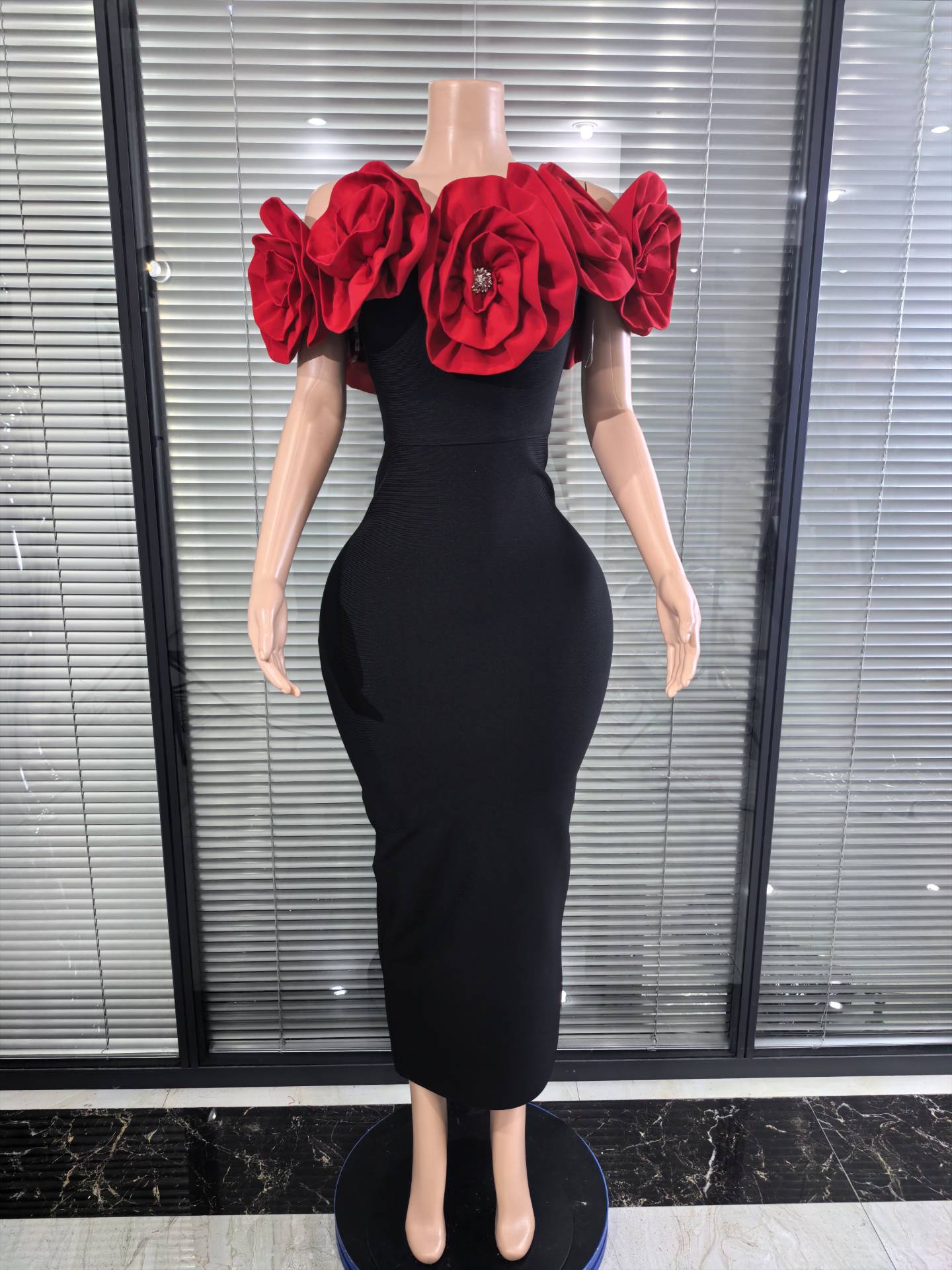 Women'S Red Formal Wear - ชุดเดรสยาวรัดรูปสีแดงขาว ลายดอกไม้ใหญ่ สายเดี่ยวเปิดไหล่ สำหรับผู้หญิง สไตล์เซ็กซี่ เหมาะสำหรับงานเลี้ยงตอนเย็นหรืองานค็อกเทล