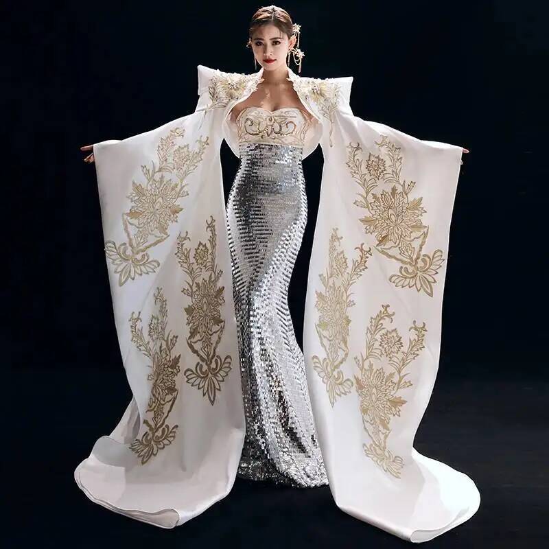 Formal Dress - ชุดราตรีสไตล์จีนสุดหรูสำหรับผู้หญิง พร้อมเคปปักลายและเลื่อมระยิบระยับ ชุดทางการที่สง่างาม เหมาะสำหรับนางแบบเดินแบบ
